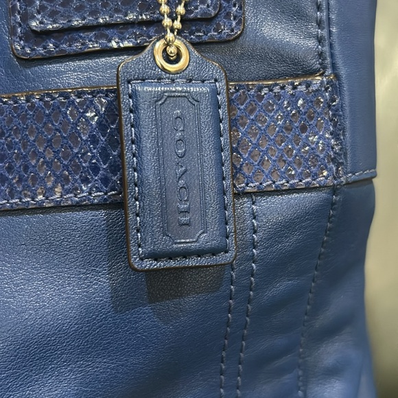 Elegant Blue Leather Handbag - Picture 2 of 6